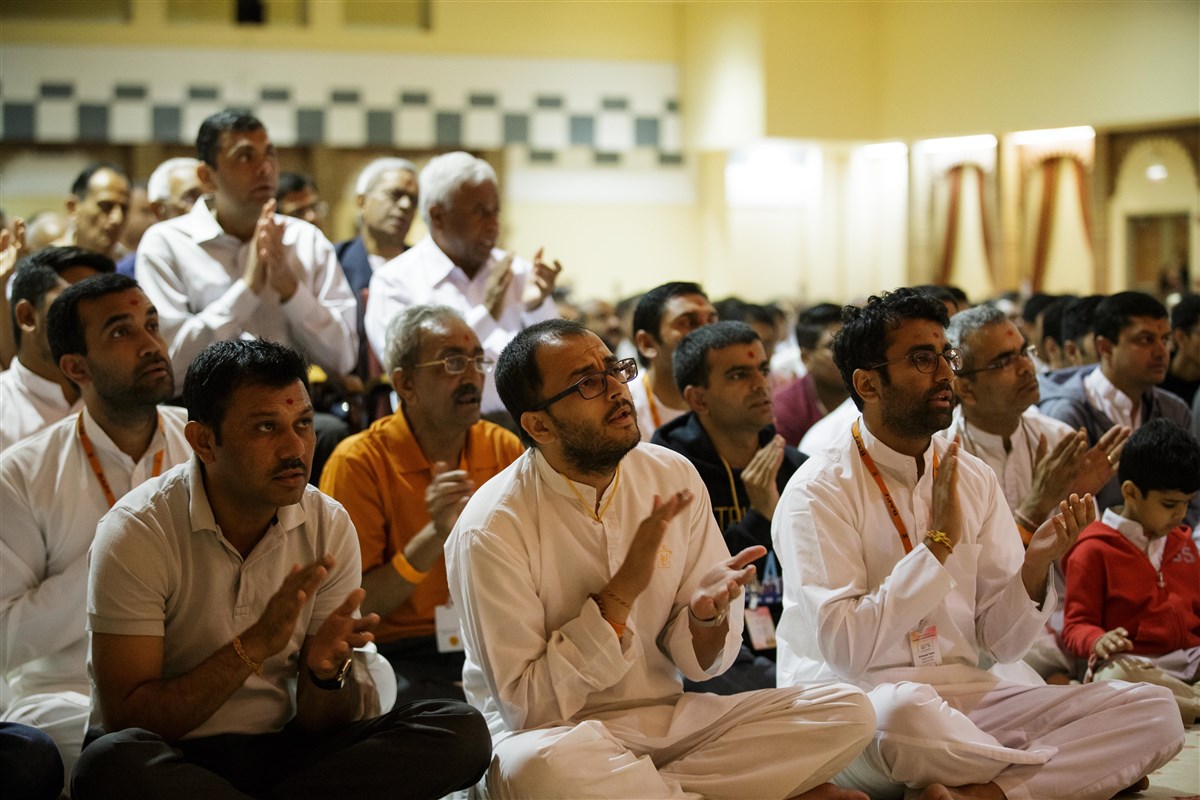 Devotees engaged in Swamishri's darshan, 18 July 2017