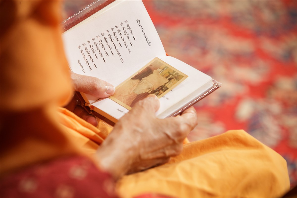 Swamishri reads the Janmangal Namavali during morning puja, 18 July 2017