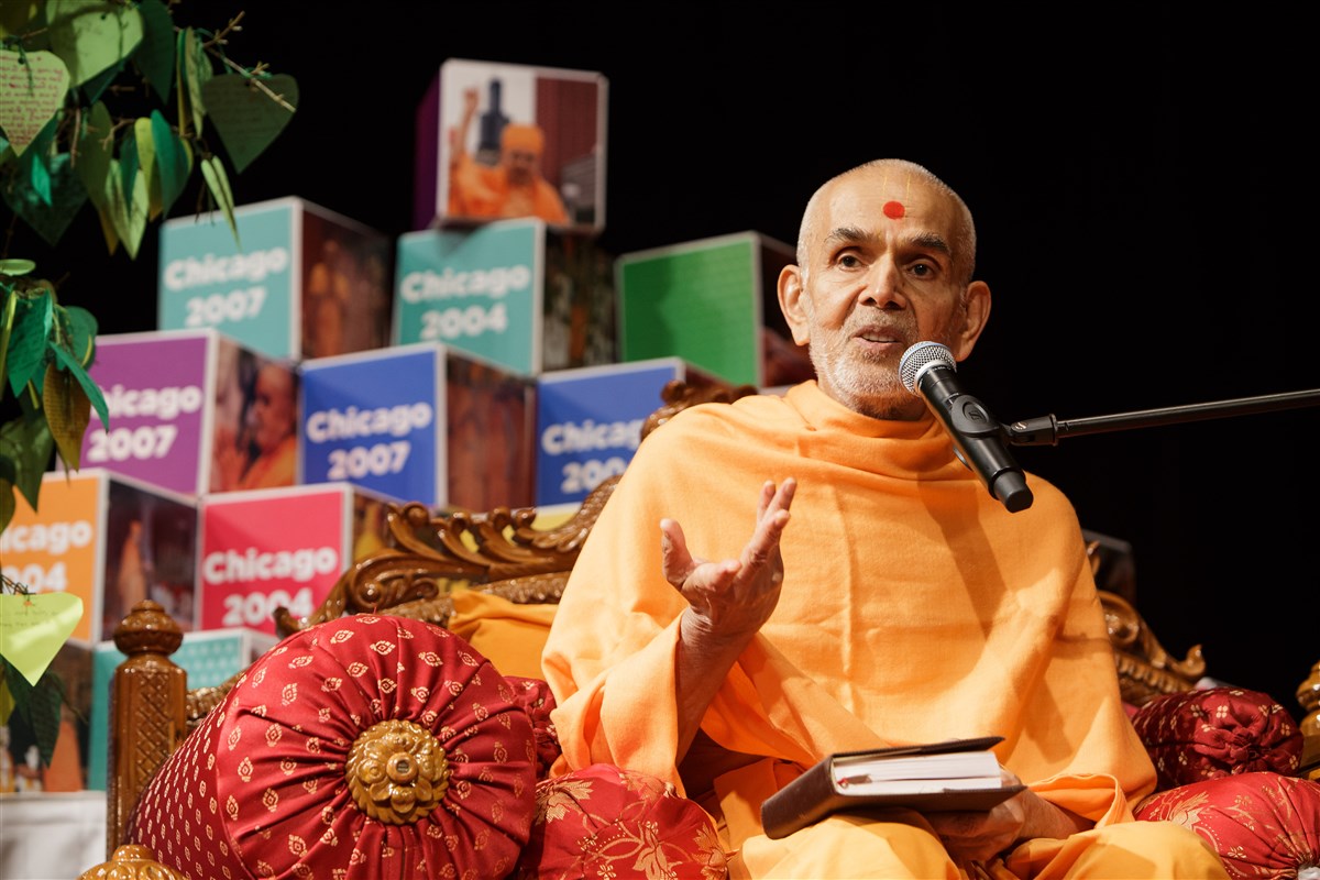 Swamishri addresses the assembly, 18 July 2017