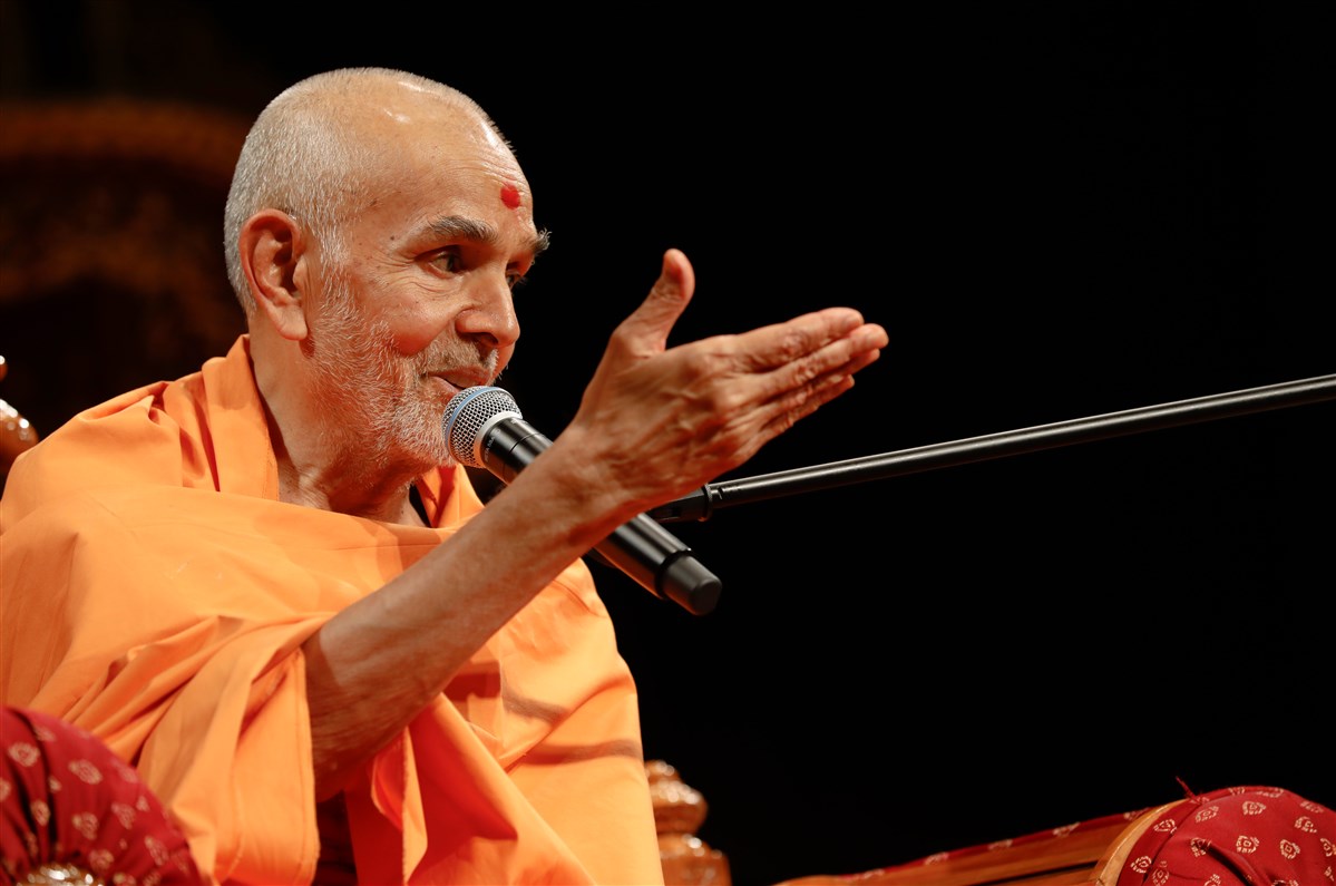 Swamishri addresses the assembly, 18 July 2017