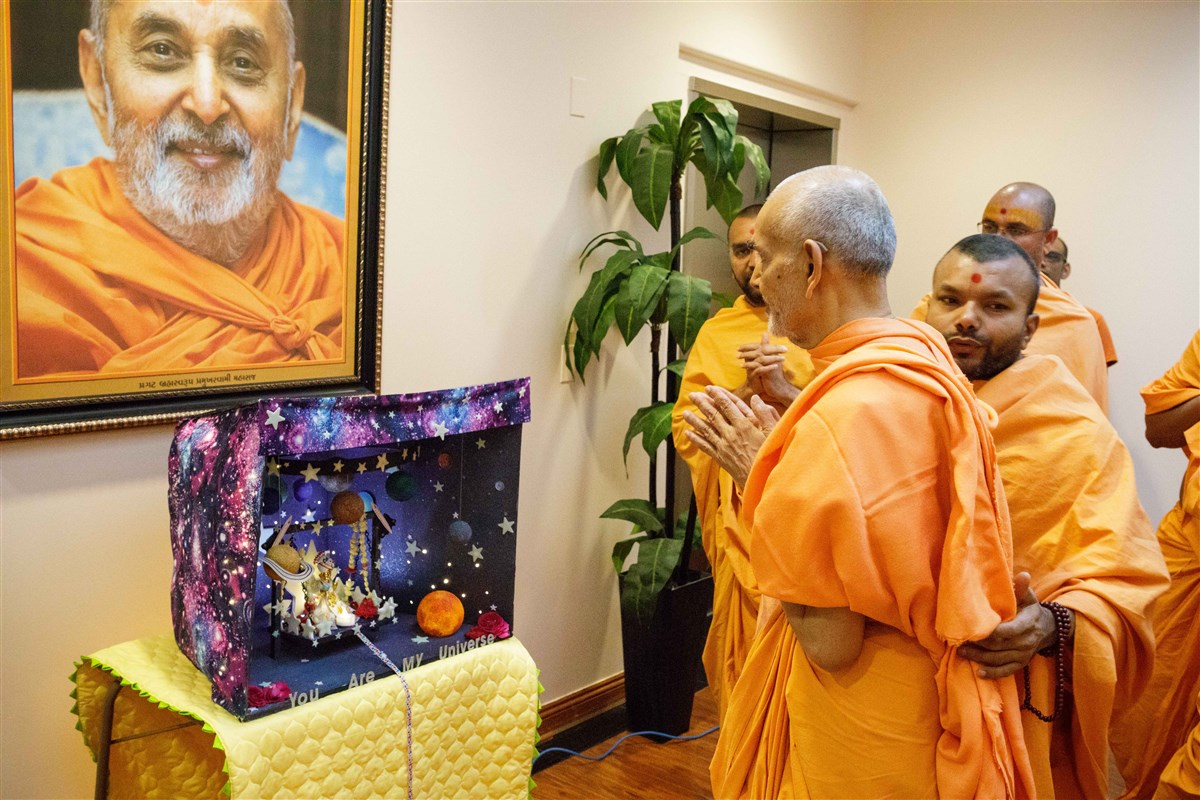 Param Pujya Mahant Swami Maharaj engrossed in darshan of Shri Harikrishna Maharaj, 18 July 2017