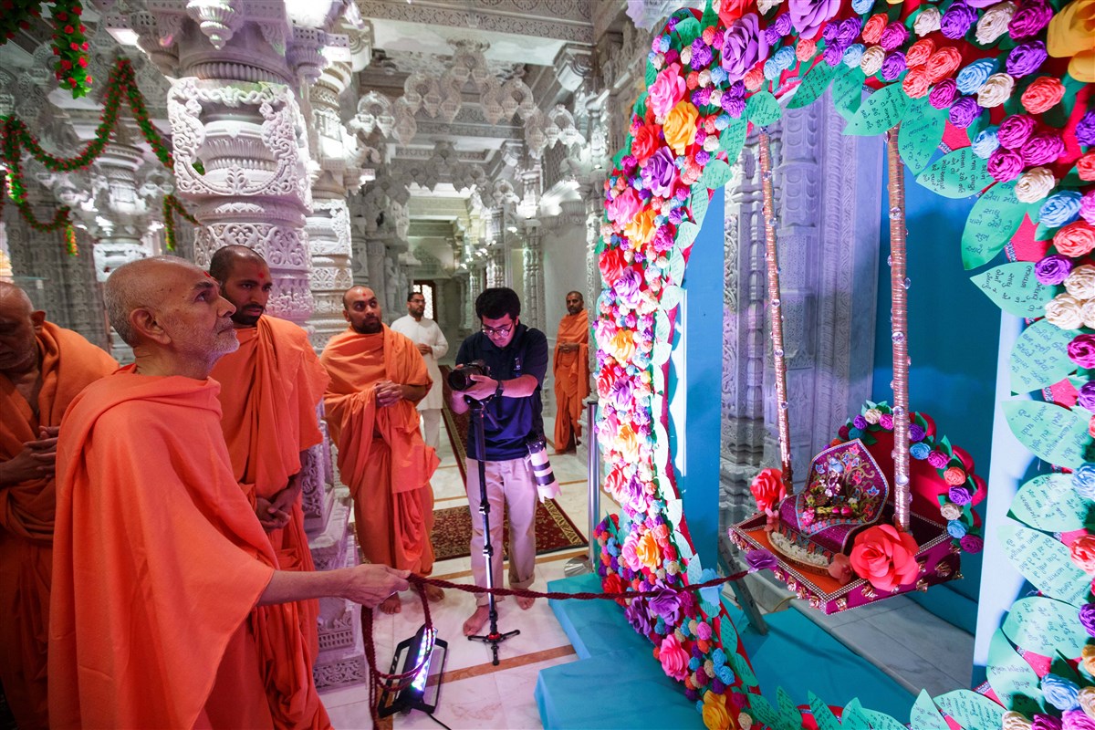 Swamishri swings Shri Harikrishna Maharaj, 18 July 2017
