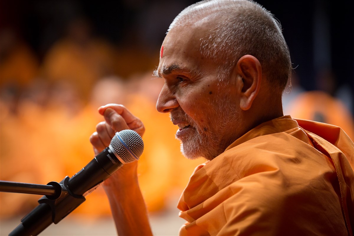 Swamishri addresses the assembly, 19 July 2017