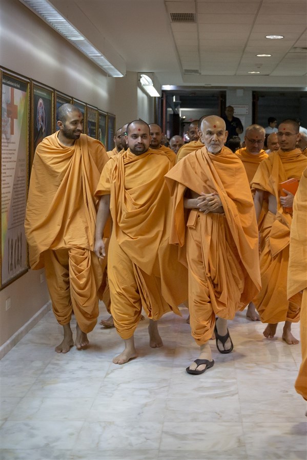 Swamishri arrives in the Nilkanth Varni Abhishek Mandap to perform abhishek, 19 July 2017
