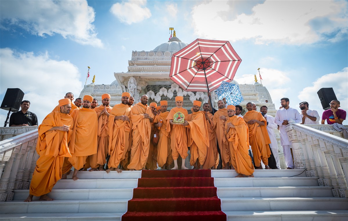 Swamishri with Shri Harikrishna Maharaj on the mandir steps, 19 July 2017
