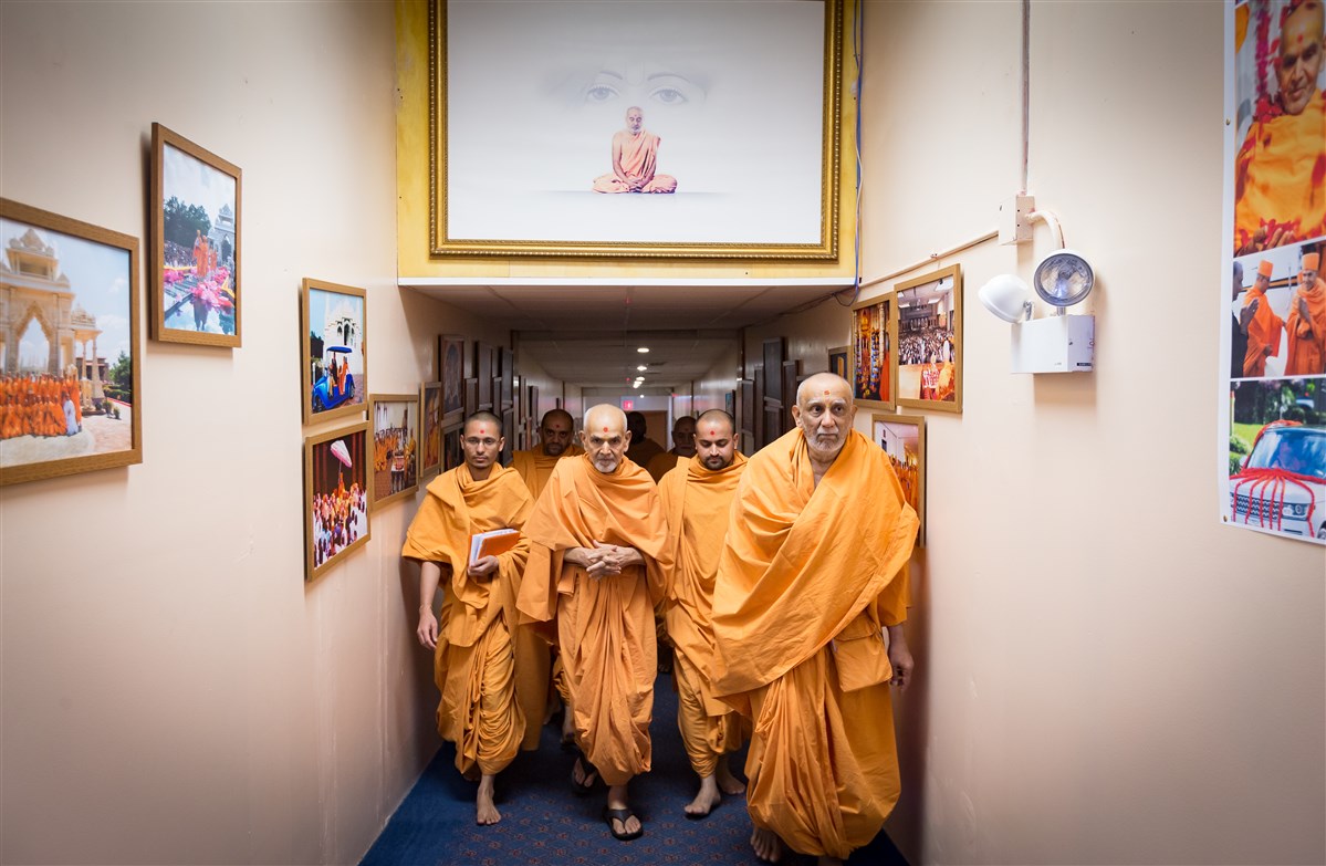 Param Pujya Mahant Swami Maharaj arrives in the mandir for morning arti, 19 July 2017