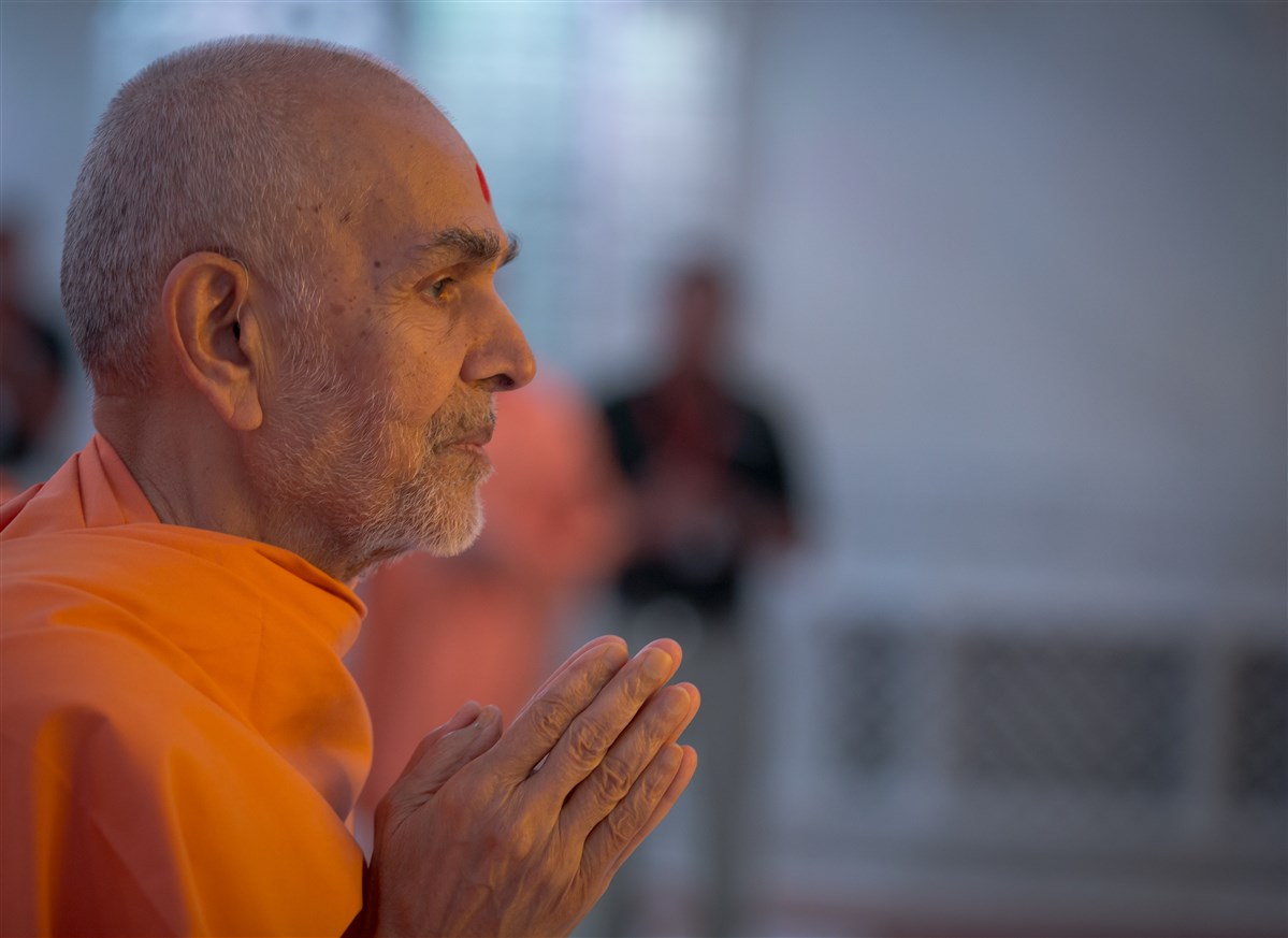 Swamishri engrossed in darshan of the murtis, 19 July 2017