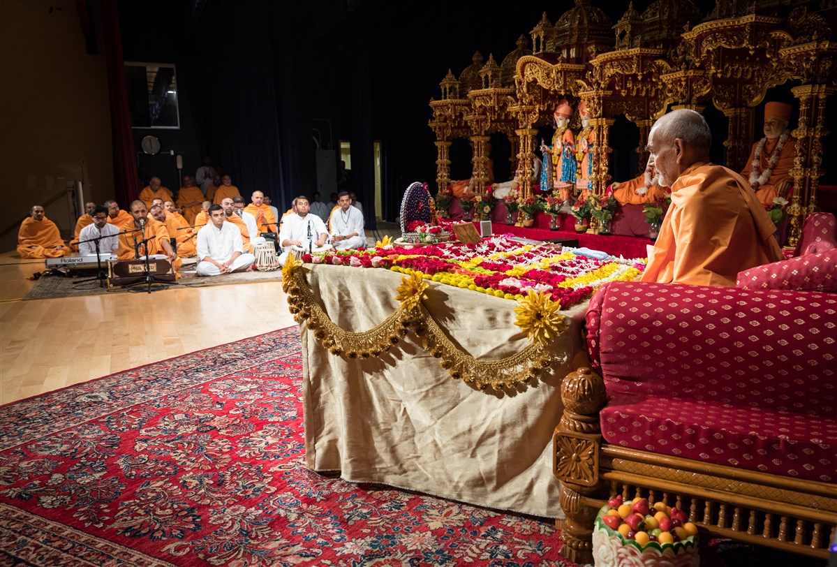 Swamishri engrossed in morning puja, 19 July 2017