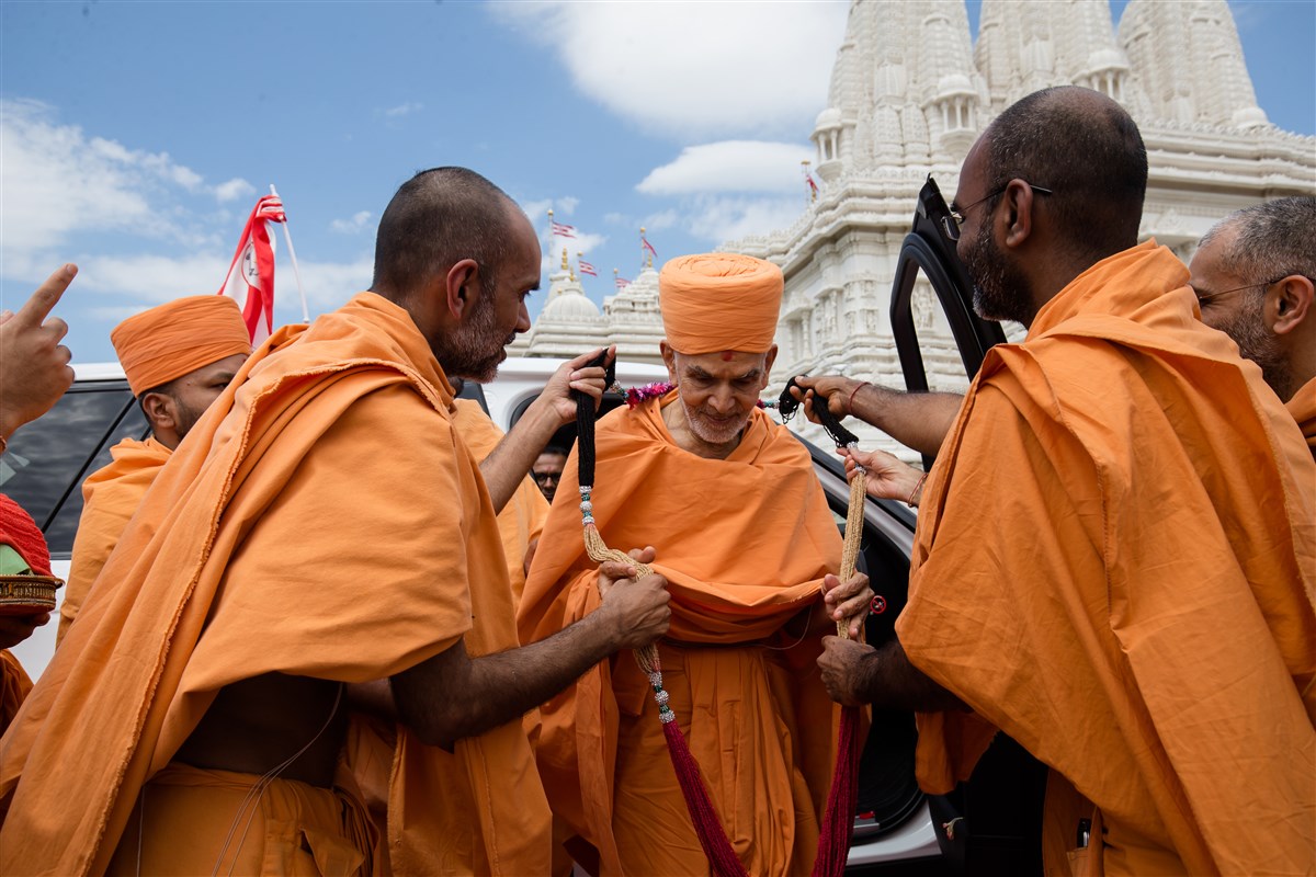 Swamishri being welcomed at BAPS Shri Swaminarayan Mandir, Toronto, Canada
