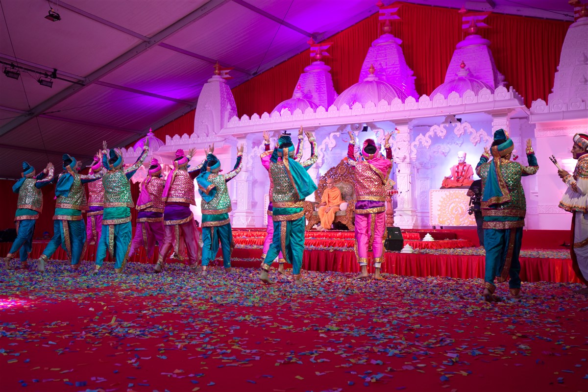 Youths dance to celebrate Swamishri's arrival