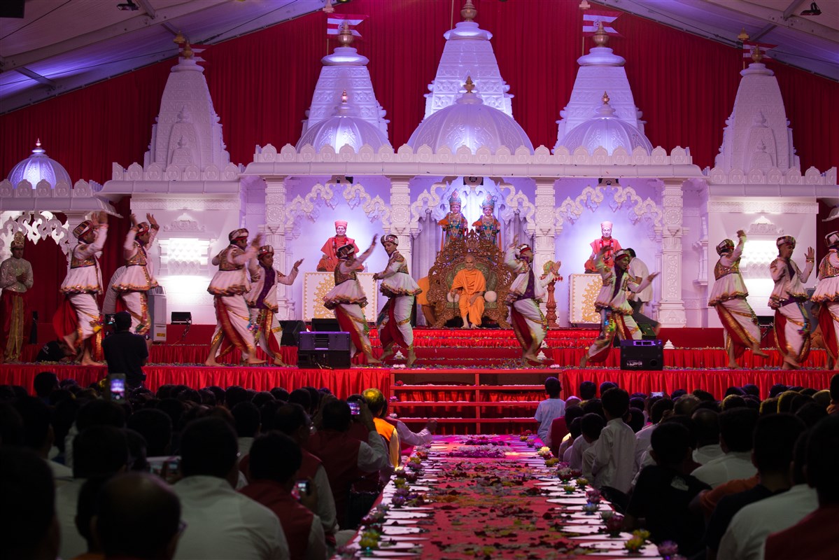 Youths dance to celebrate Swamishri's arrival