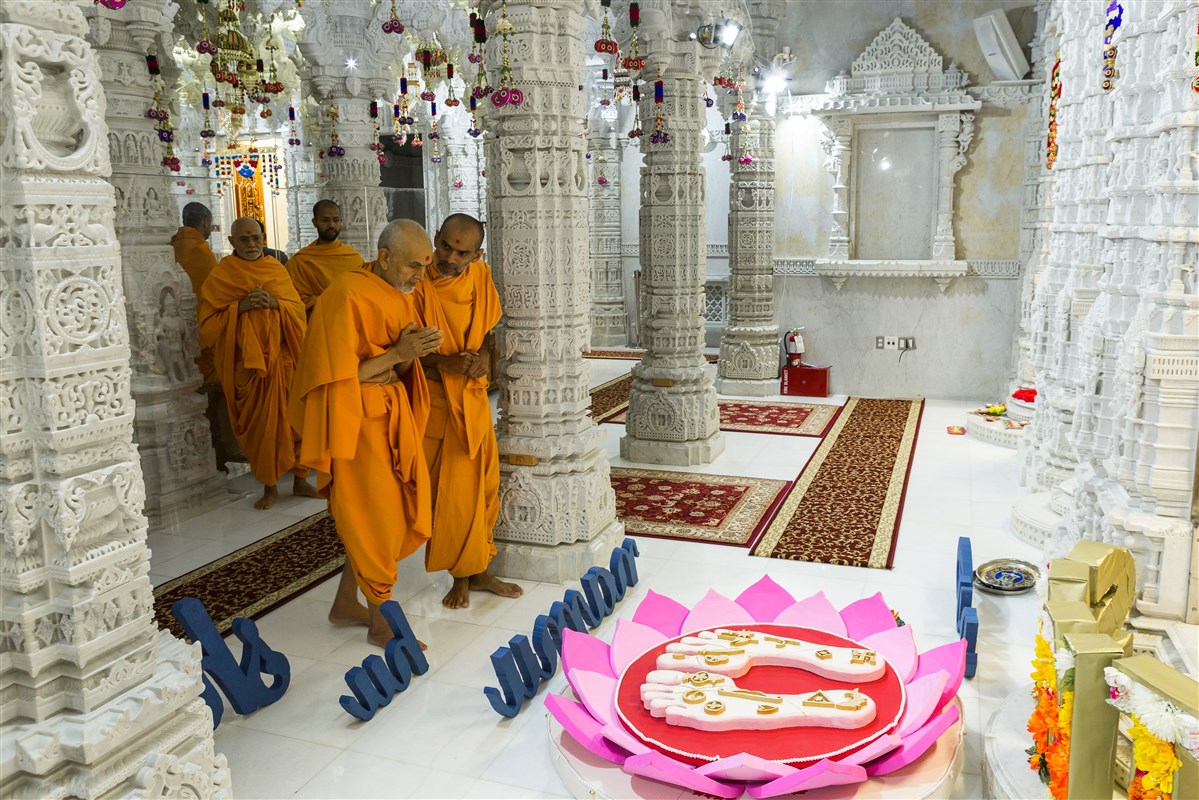 Param Pujya Mahant Swami Maharaj appreciates a thematic decoration