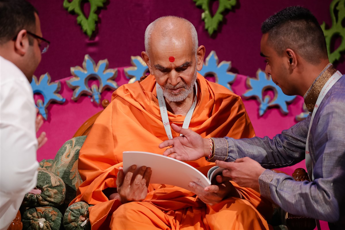 Swamishri inaugurates a souvenir book
