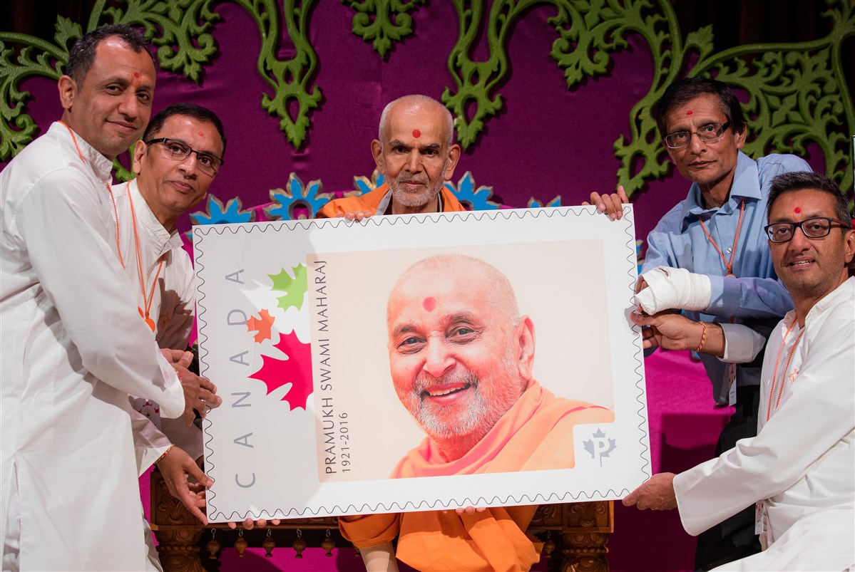 Swamishri inaugurates a new custom Canadian Postal Stamp honoring Pramukh Swami Maharaj
