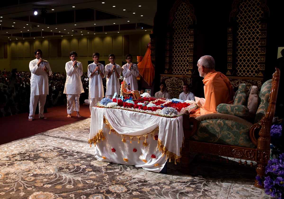 Youths recite shlokas before Swamishri