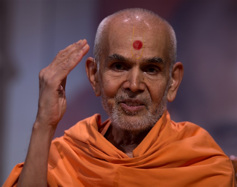 Swamishri addresses the assembly