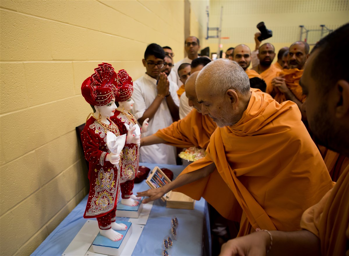 Swamishri bowing to murtis of Shri Akshar Purushottam Maharaj
