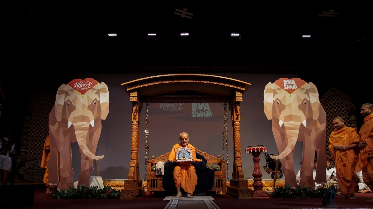 Swamishri with Shri Harikrishna Maharaj on a swing