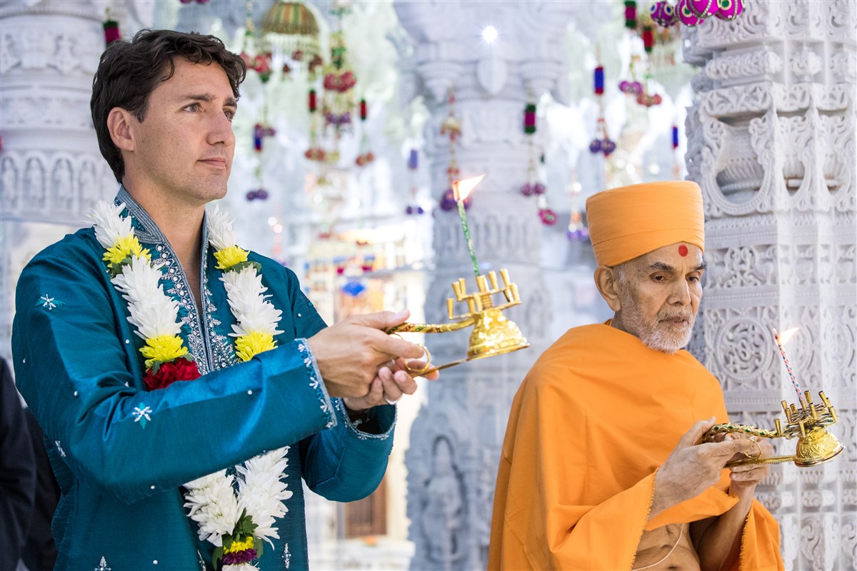 Swamishri and Prime Minister Justin Trudeau perform arti