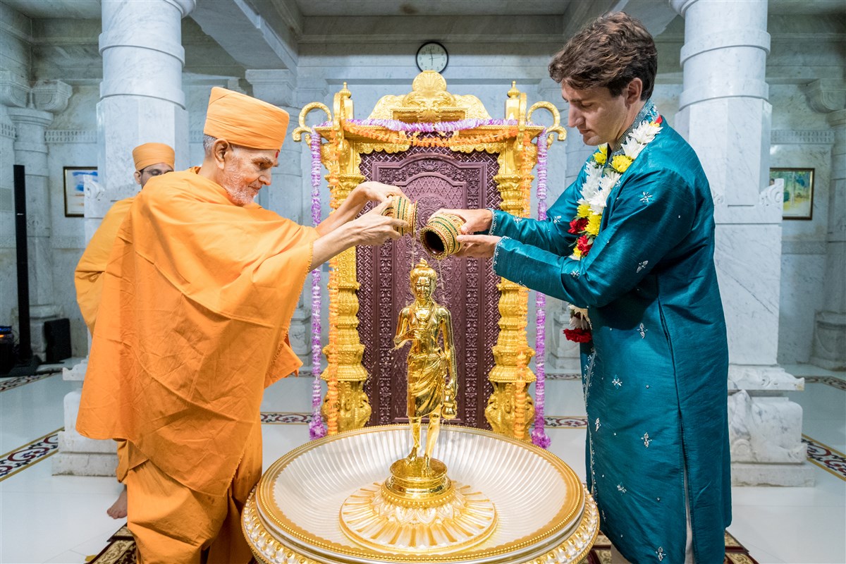 Swamishri and Prime Minister Justin Trudeau perform abhishek