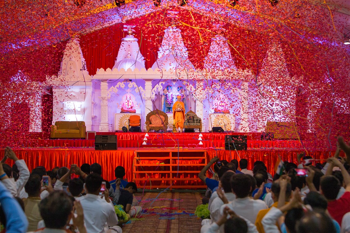 Swamishri and Shri Harikrishna Maharaj welcomed with confetti