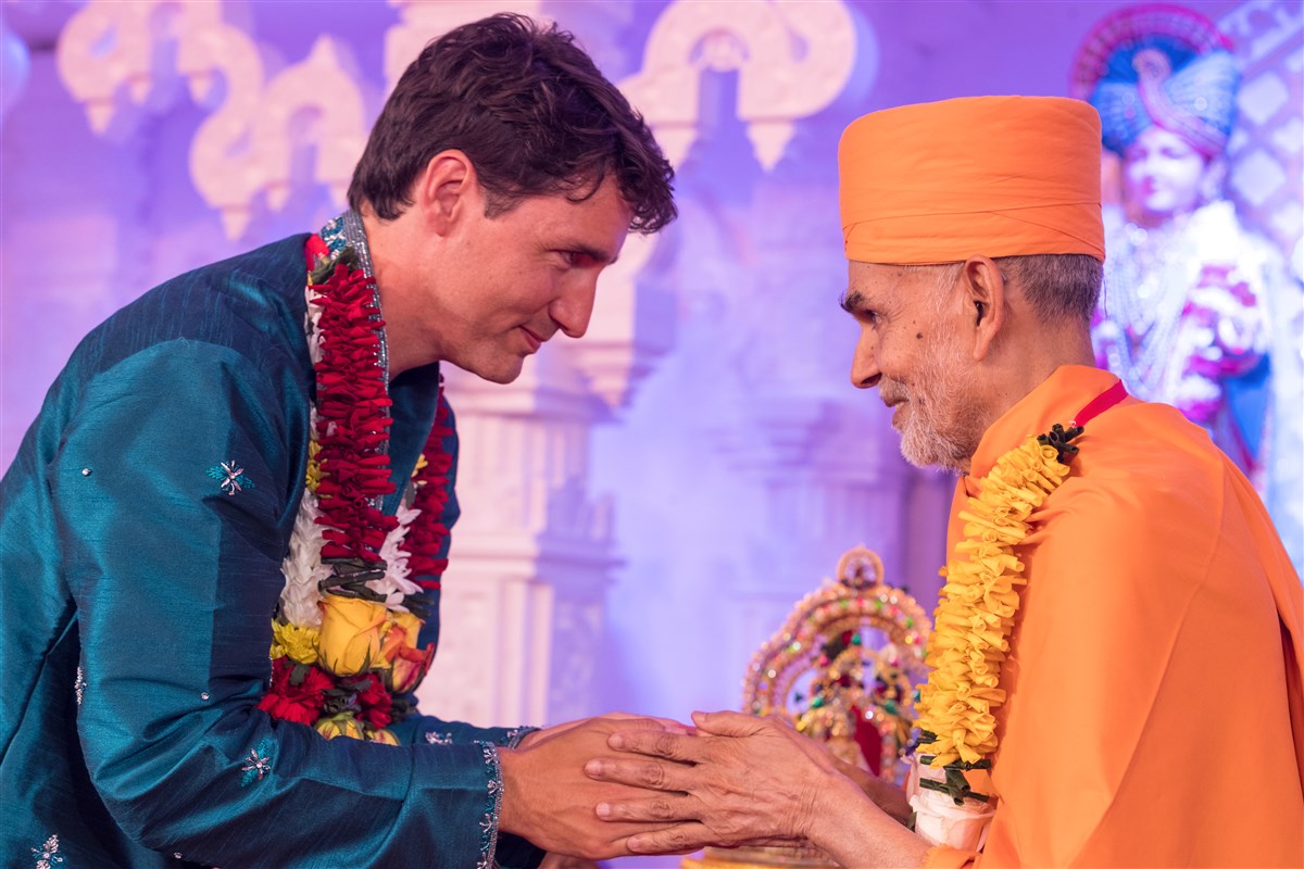 Swamishri blesses Prime Minister Justin Trudeau
