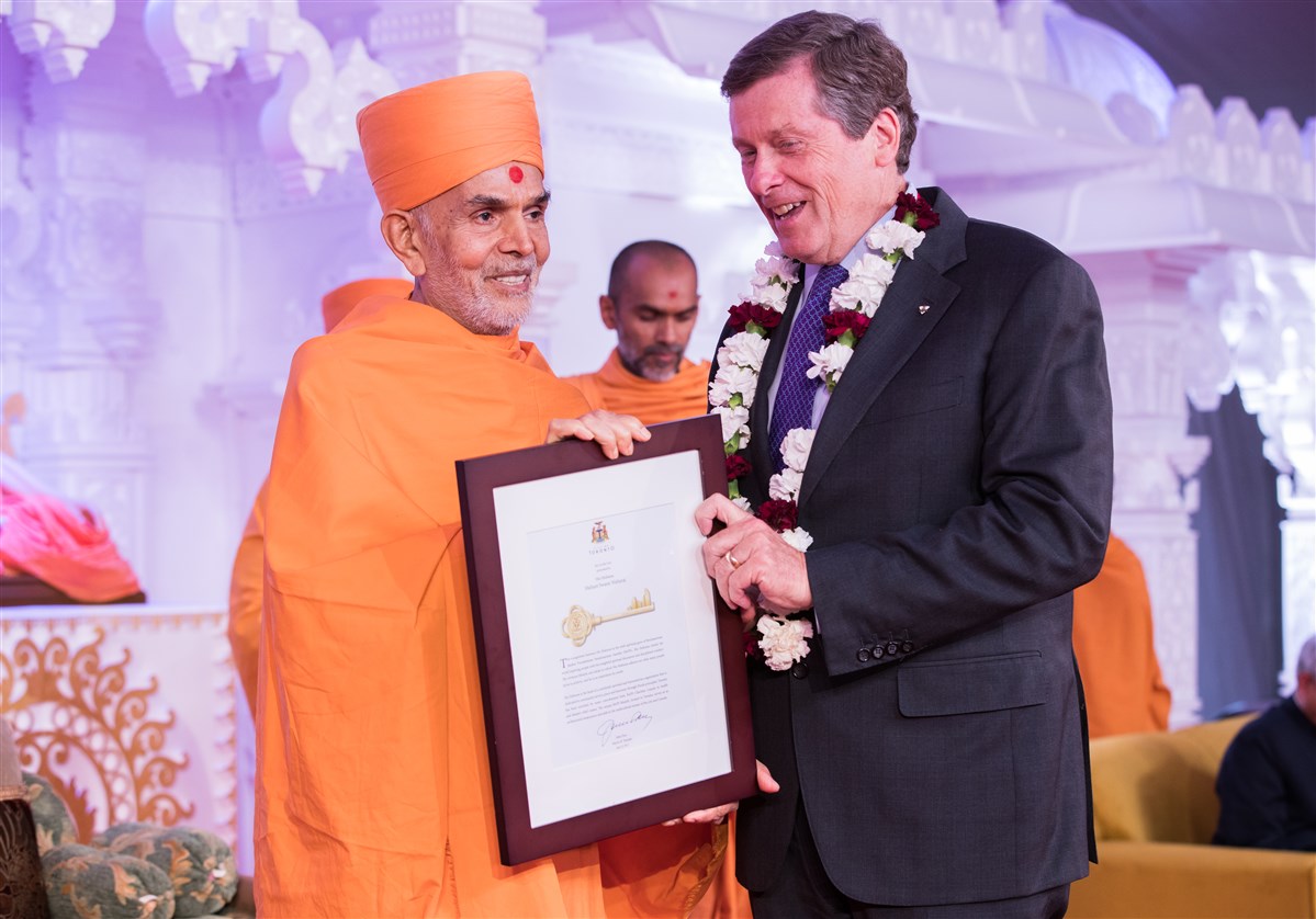 Mayor of Toronto, John Tory, presents the key to the City of Toronto to Swamishri