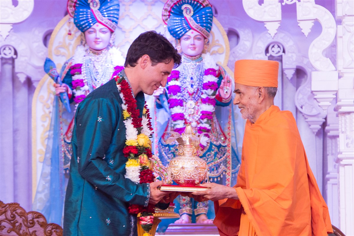 Swamishri presents the Amrut Kalash to Prime Minister Justin Trudeau
