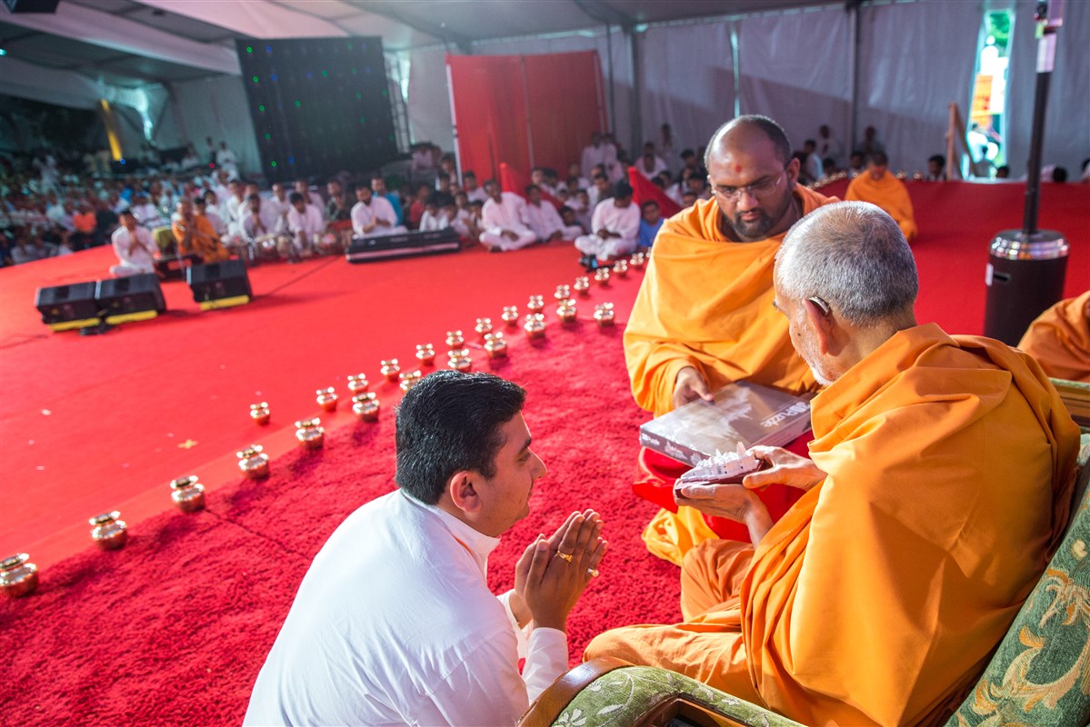 Swamishri inaugurates a souvenir item for the 10 Year Celebrations of the BAPS Shri Swaminarayan Mandir, Toronto
