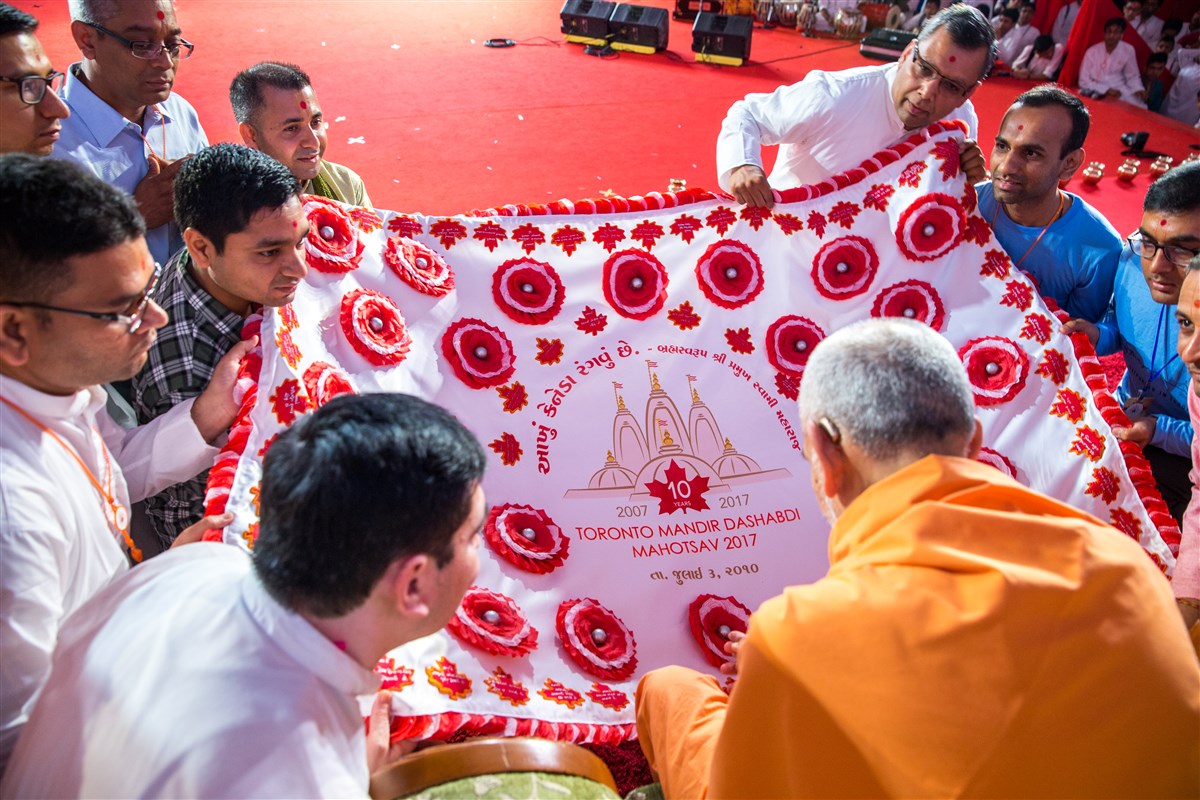 Swamishri is offered a shawl