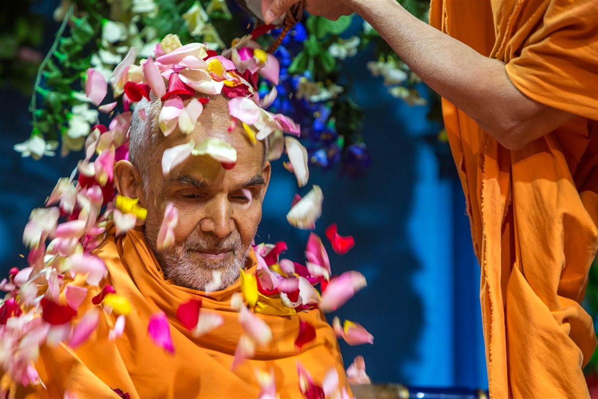 Swamis offer flowers to Swamishri