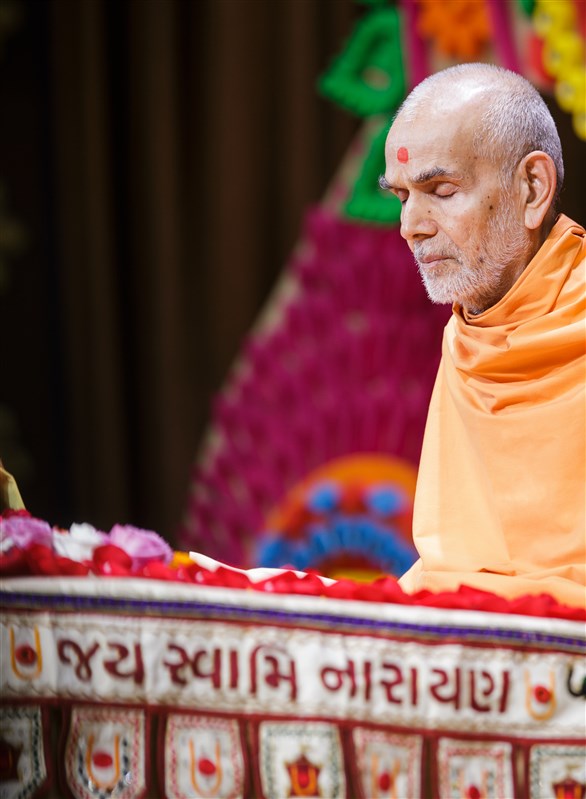 Swamishri meditates during morning puja