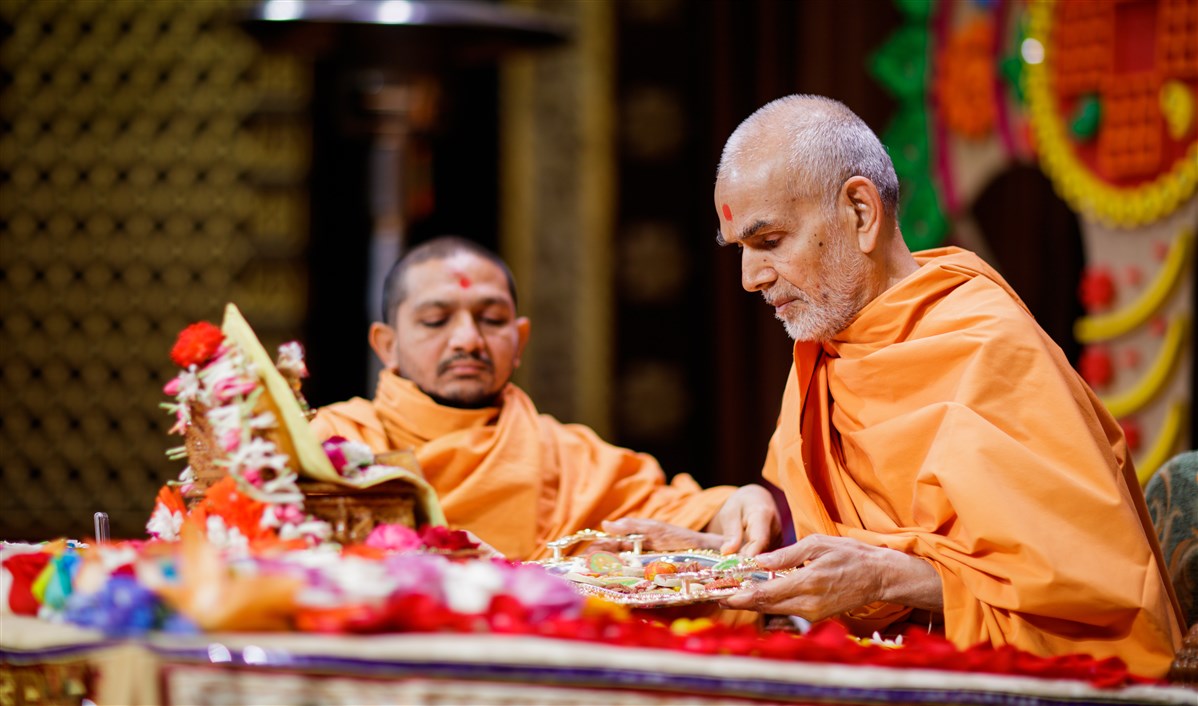Swamishris offers thal to Shri Harikrishna Maharaj