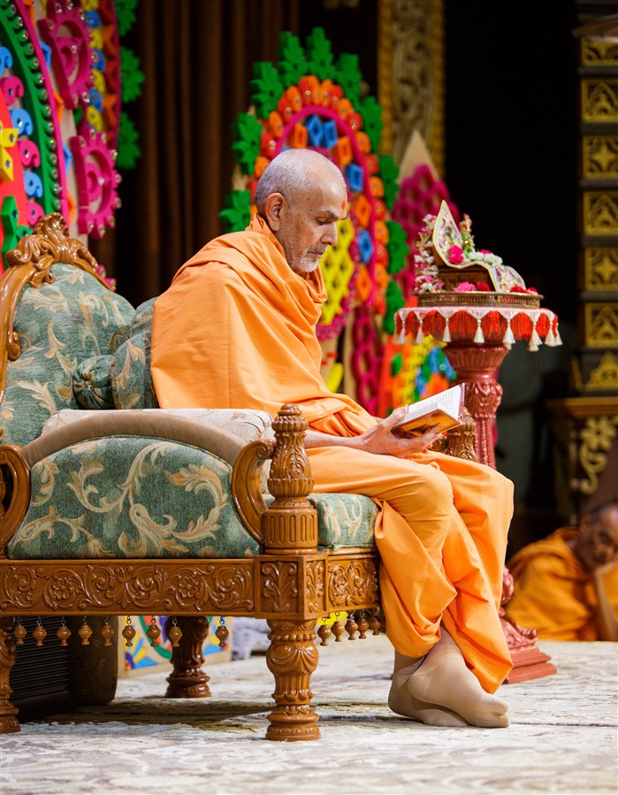 Swamishri reads the Shikshapatri to conclude morning puja
