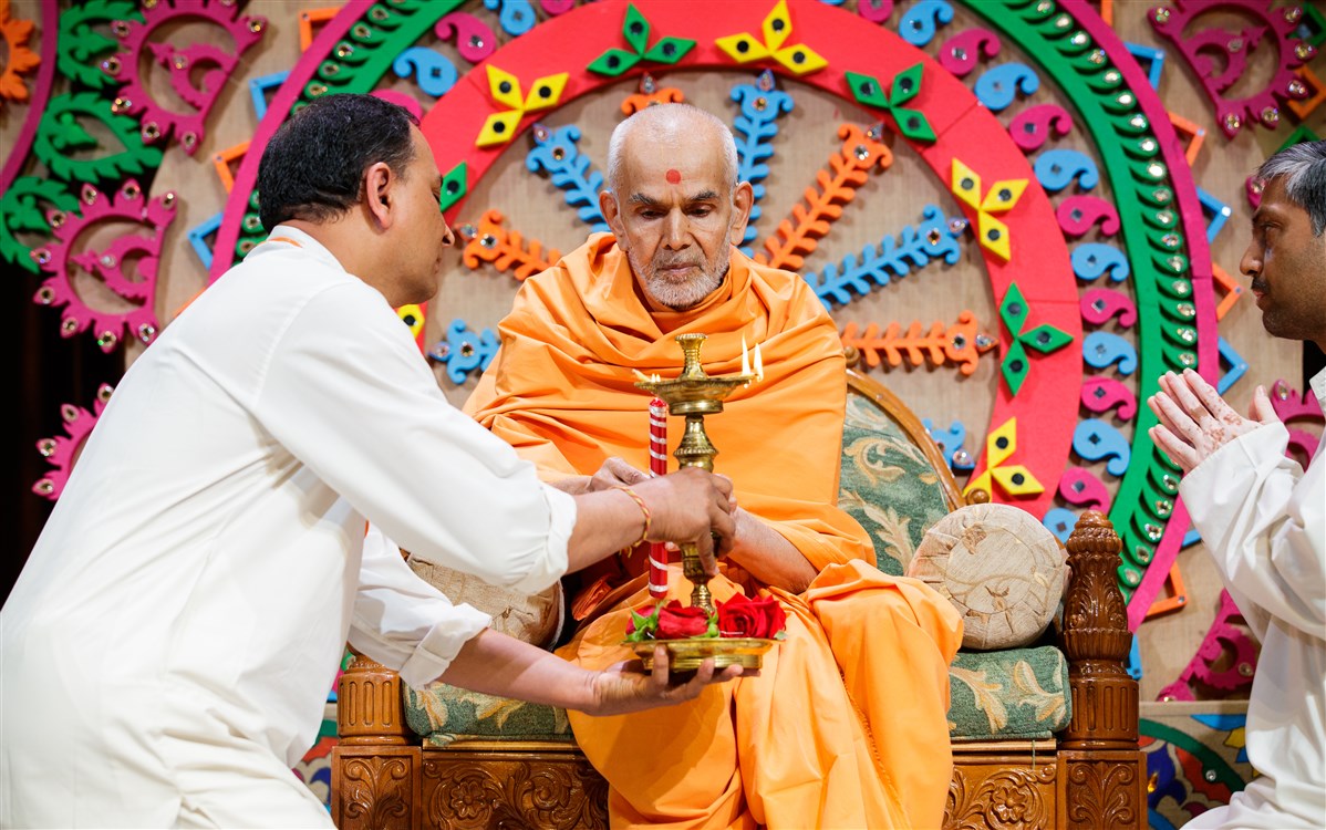 Swamishri performs deep pragatya to begin the Satsang Shibir