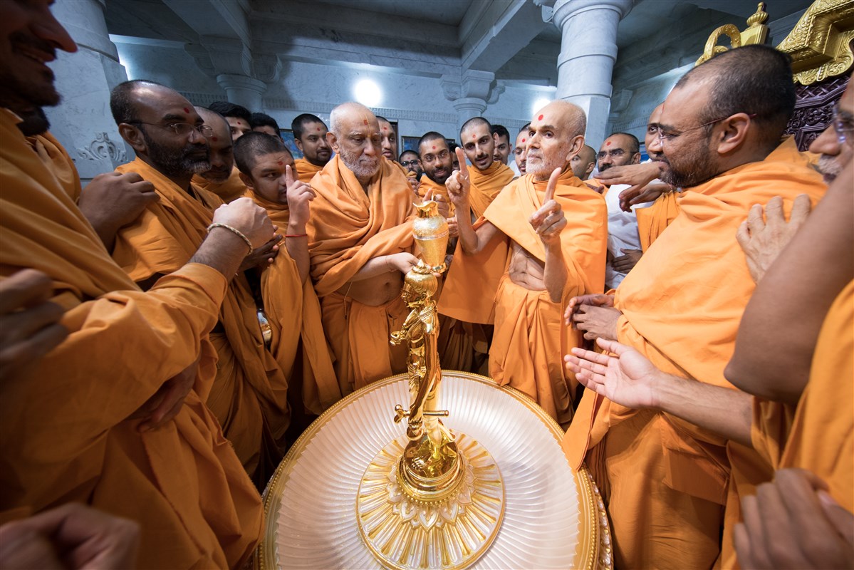Swamishri and Swamis perform abhishek of Shri Nilkanth Varni Maharaj