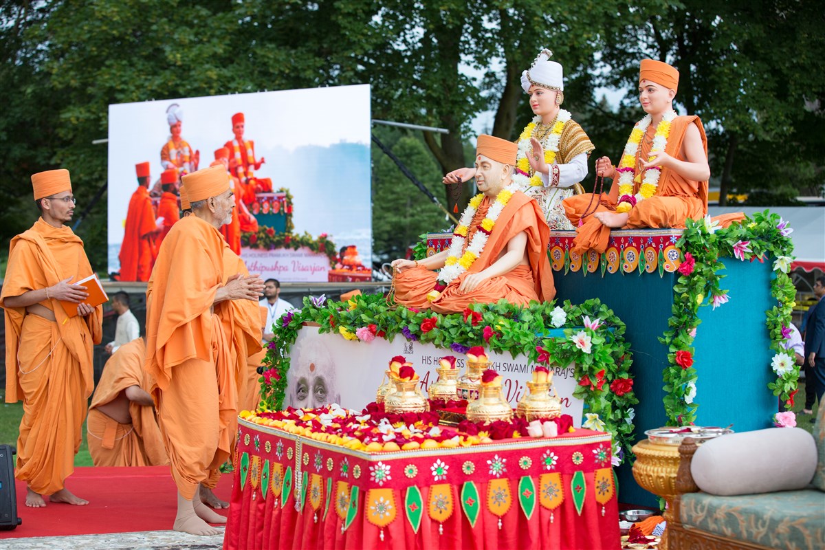 Swamishri arrives at Niagara Falls for the Asthipushpa Visarjan (holy ash dispersion ceremony) of His Holiness Pramukh Swami Maharaj