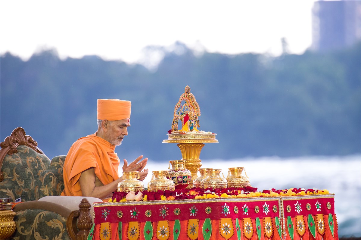 Swamishri performs the final rituals before the Asthipushpa Visarjan of His Holiness Pramukh Swami Maharaj at Niagara Falls, Canada