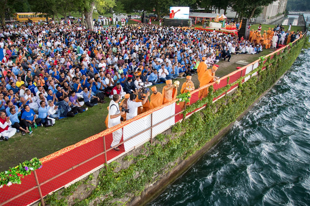Swamishri performs the Asthipushpa Visarjan of His Holiness Pramukh Swami Maharaj at Niagara Falls, Canada