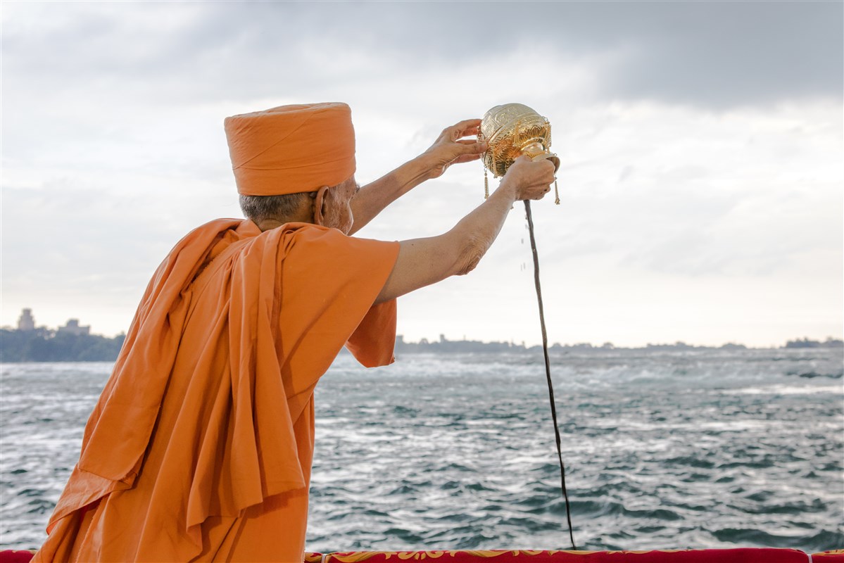 Swamishri performs the Asthipushpa Visarjan of His Holiness Pramukh Swami Maharaj at Niagara Falls, Canada