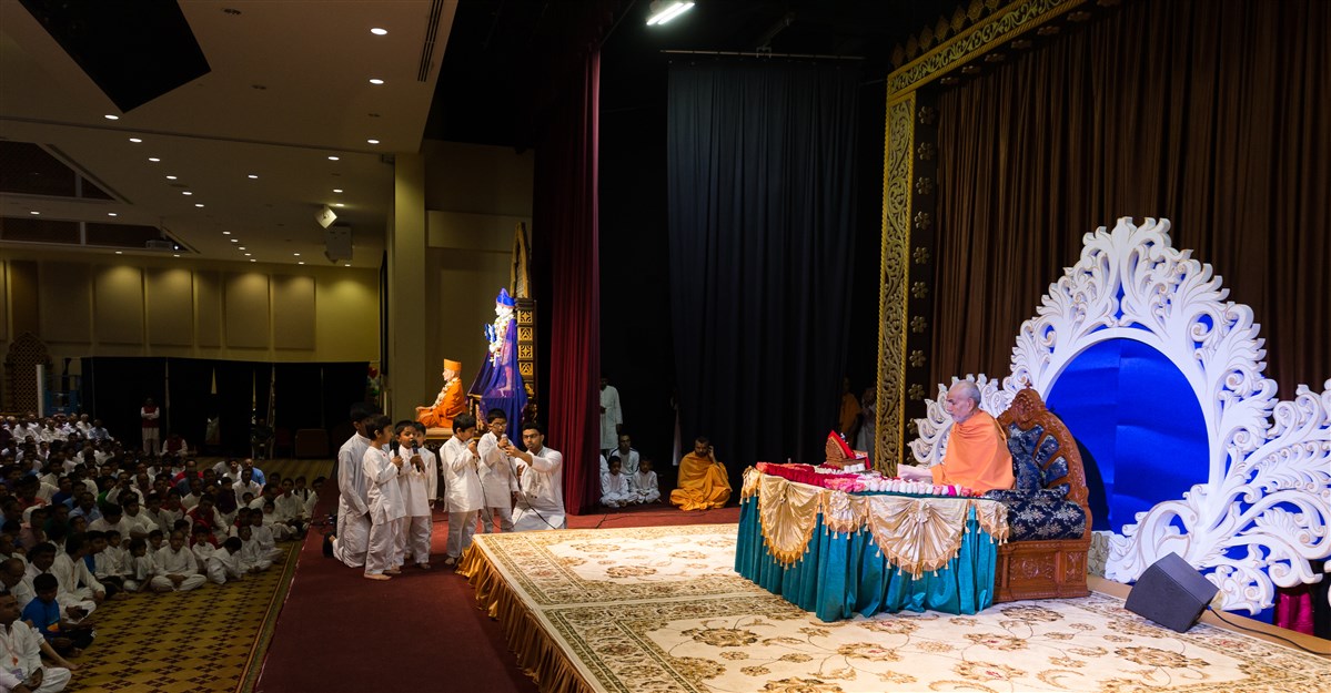 Children recite shlokas before Swamishri 
