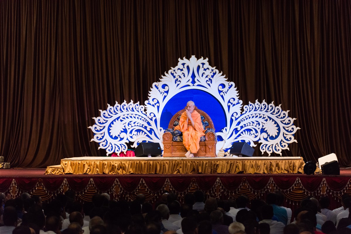 Swamishri folds his hands to devotees in the audience