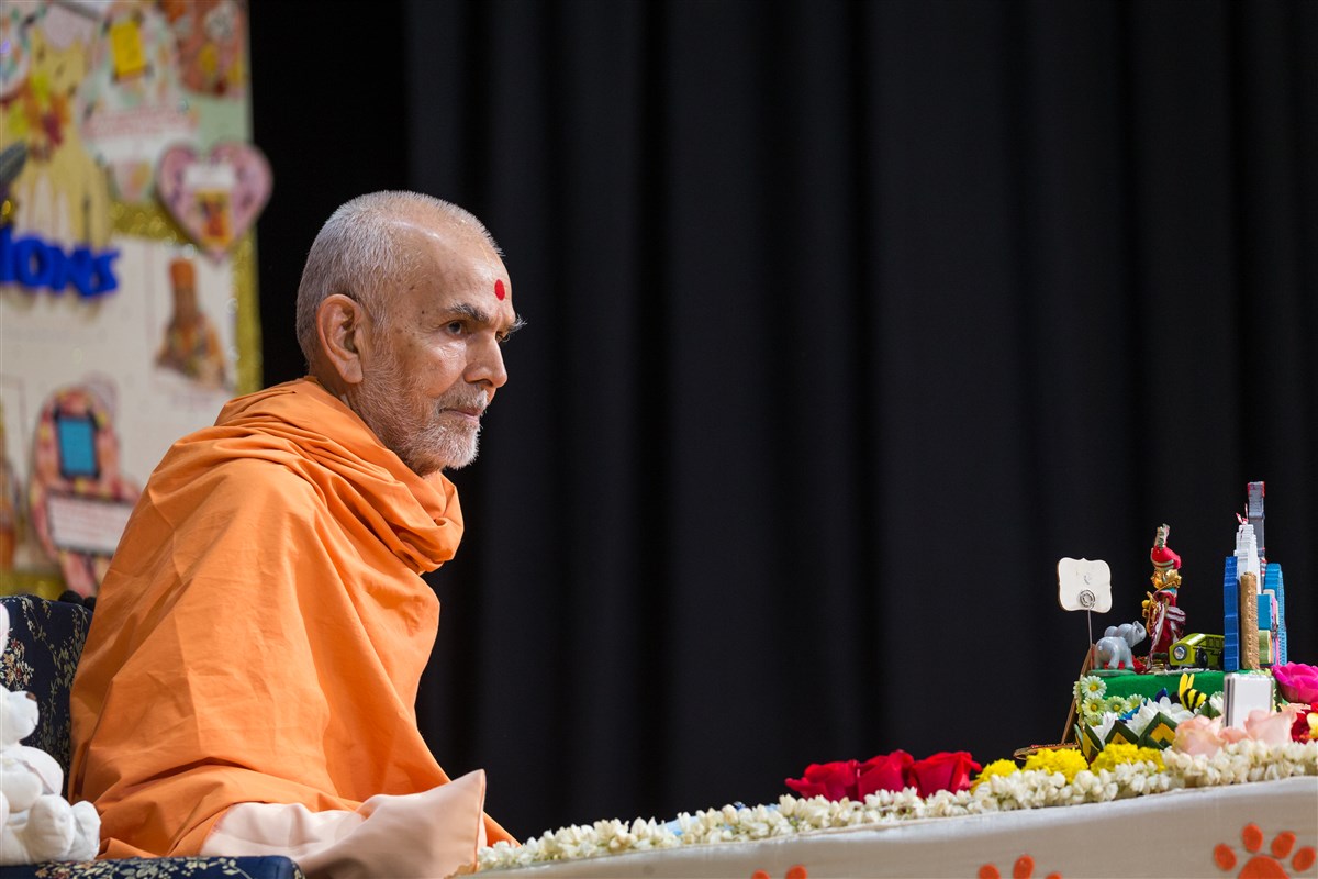 Swamishri engrossed in morning puja