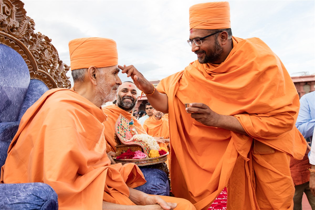 Pujya Sarvadarshandas Swami welcomes Swamishri to Los Angeles