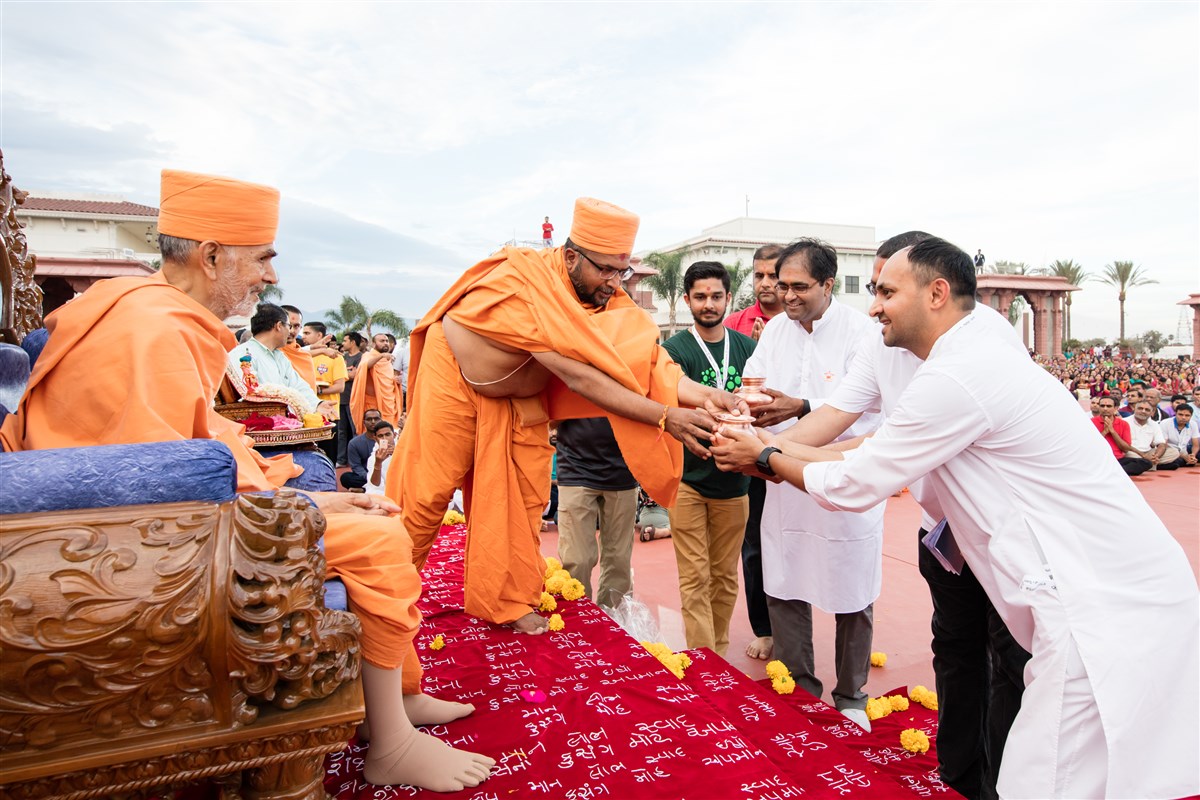 Devotees traditionally welcome Swamishri 