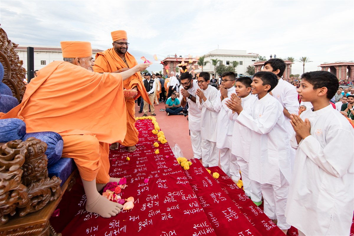Devotees traditionally welcome Swamishri