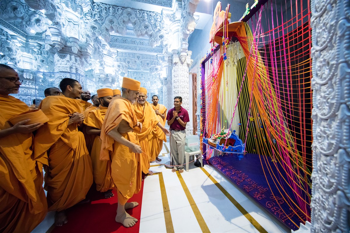 Swamishri swings Shri Harikrishna Maharaj