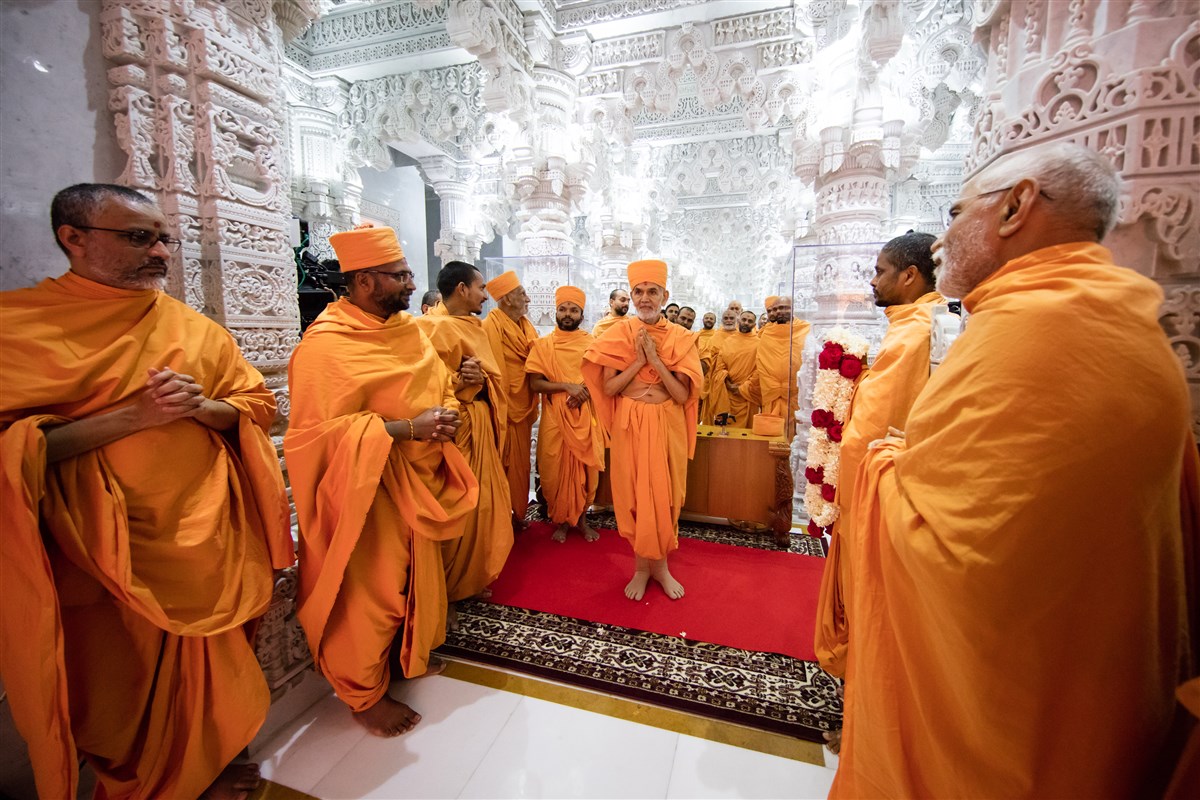 Swamishri engrossed in darshan of the murtis