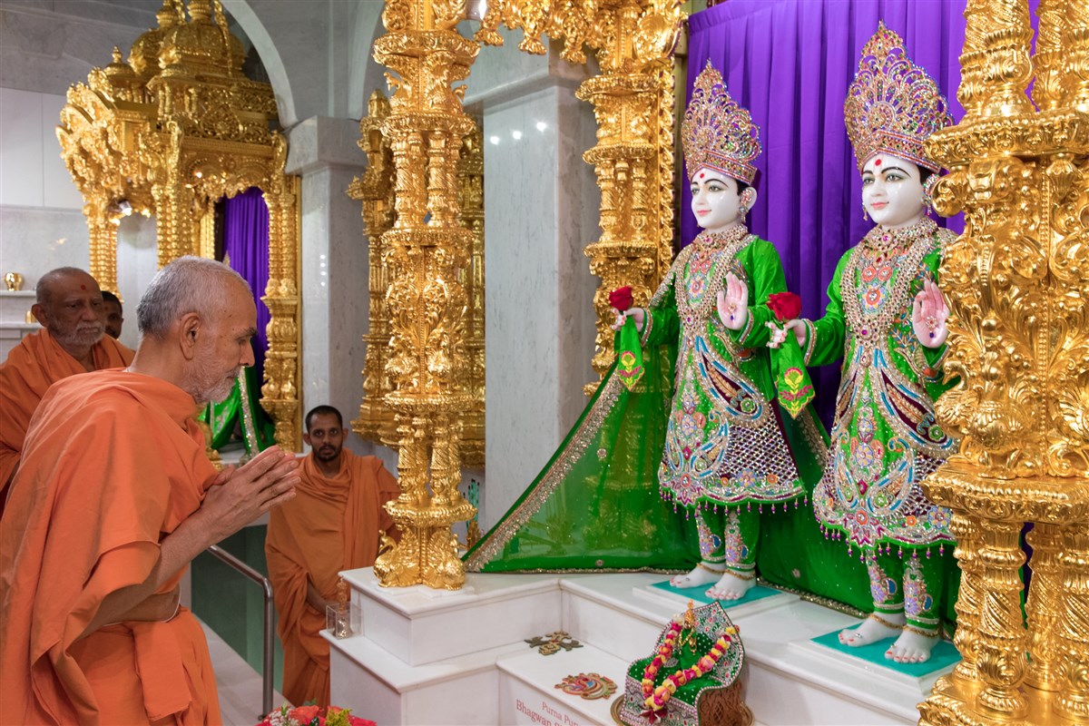 Swamishri engrossed in darshan of Shri Akshar Purushottam Maharaj