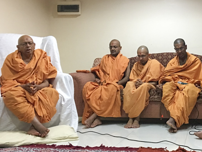 Pujya Tyagvallabh Swami and sadhus during the assembly